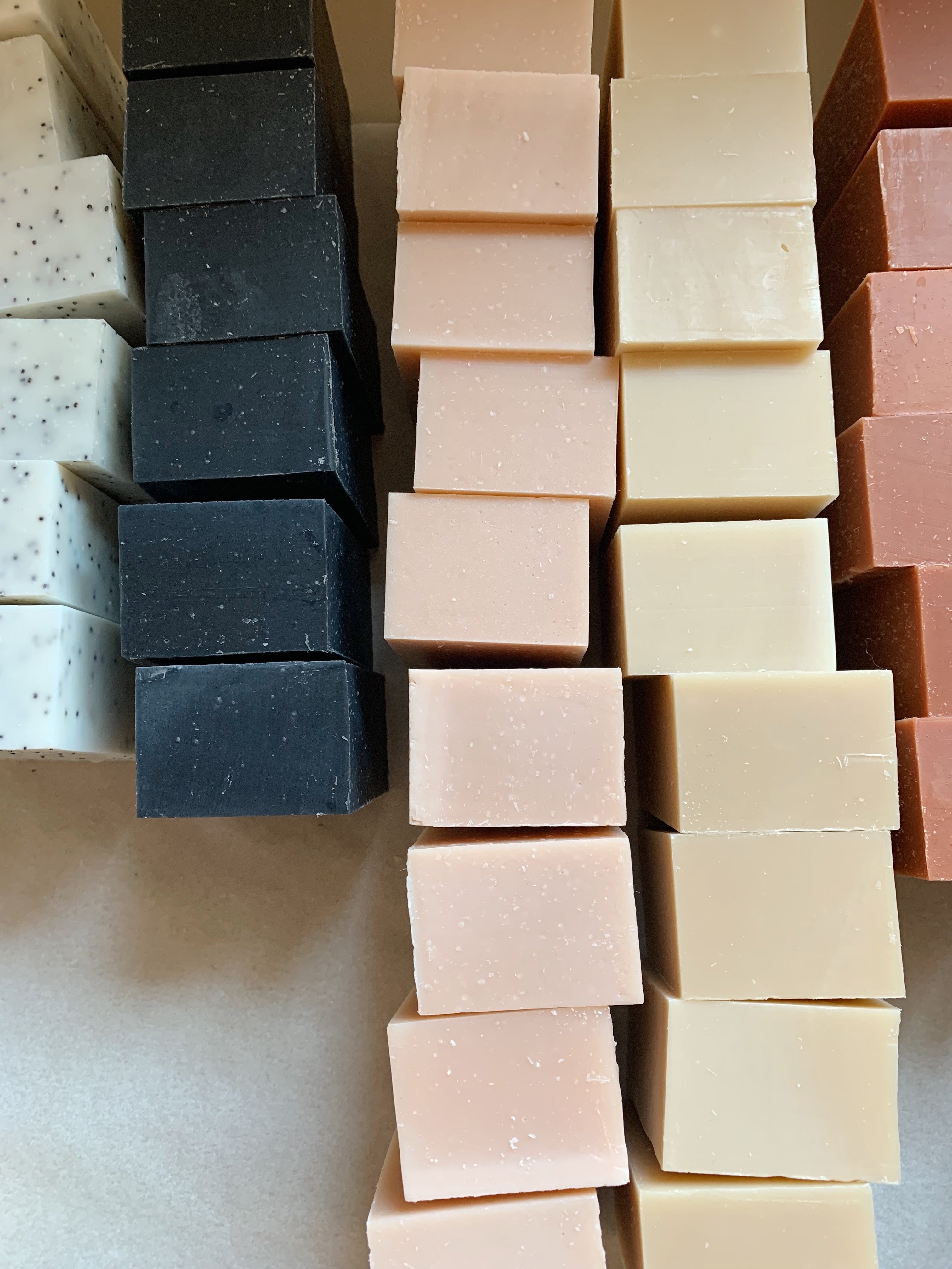 Los jabones de Mellow Mind están todos hechos a mano en pequeños lotes en Dinamarca, teñidos con materiales naturales y cortados a mano en bloques arquitectónicos. Son veganos y no testados en animales.